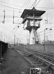 167250 Gezicht op het seinhuis Post T van de N.S. bij het N.S.-station Maastricht.